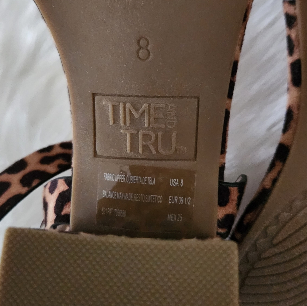 NWT !! CHEETAH SANDALS - Picture 2 of 7